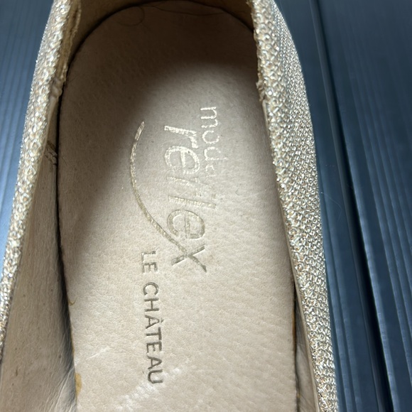 Le Chateau gold glitter pumps - Picture 2 of 4